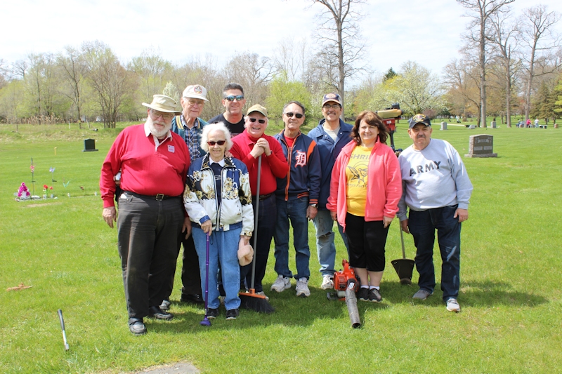 Grave Clean-up Crew-05-04-19.jpg - 399918 Bytes